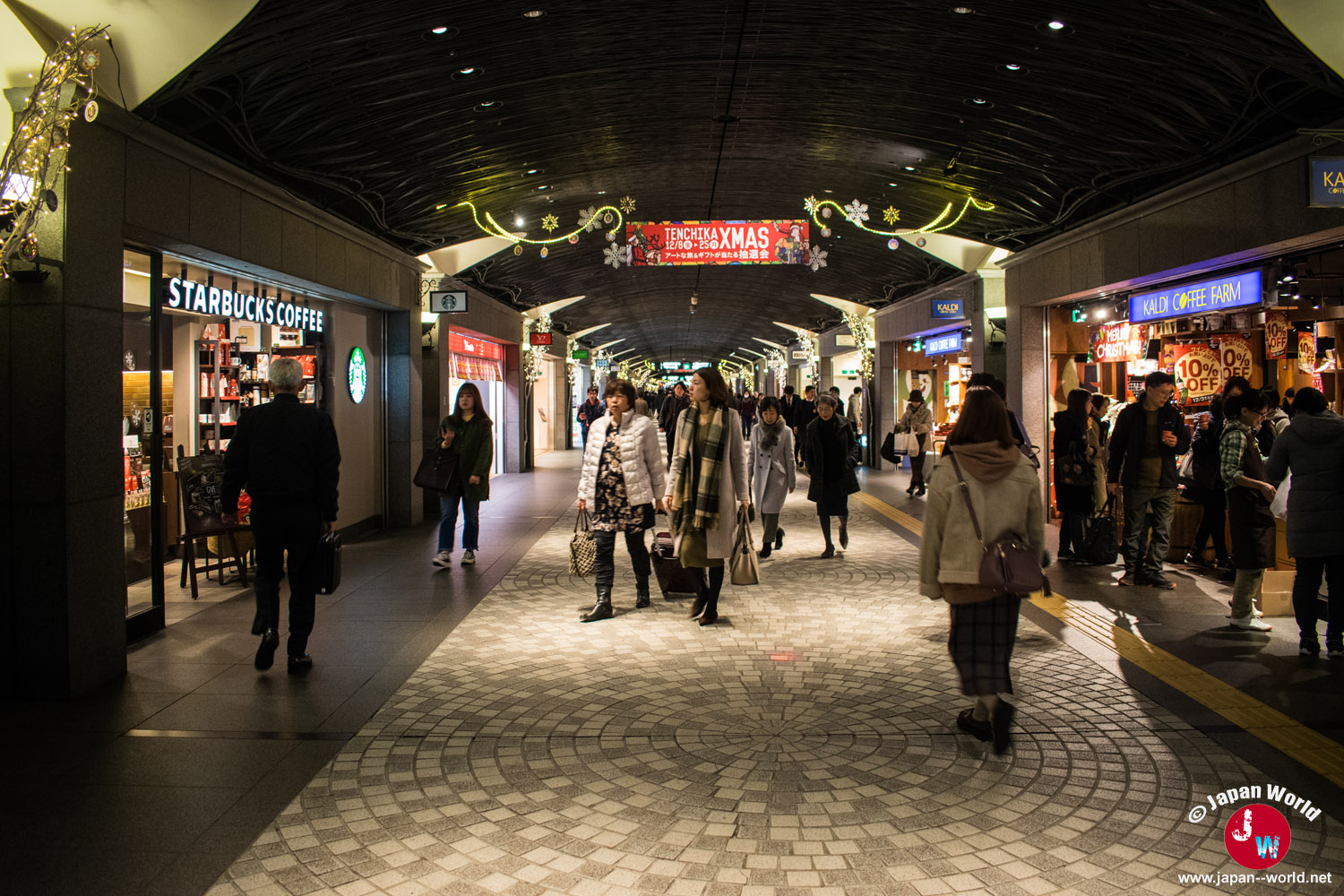 Galerie commerçante souterraine de Tenjin Chikagai à Fukuoka pendant Noël