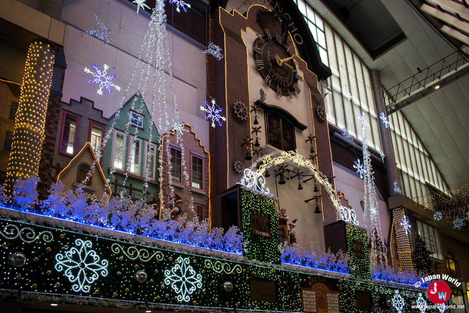 Illuminations de Noël sur la façade de l'allée commerçante Shintencho à Fukuoka