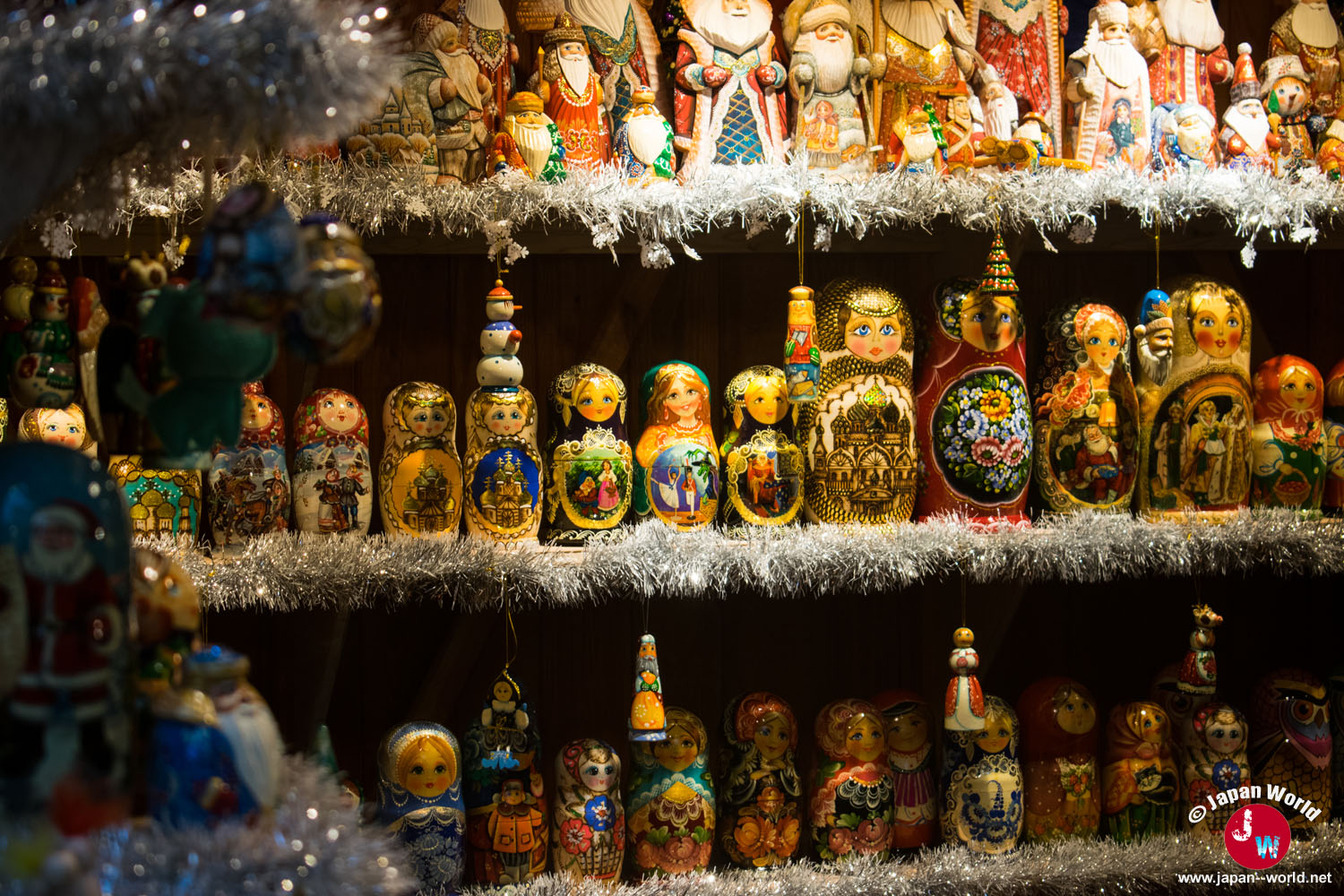 Poupées et décorations proposées au Tenjin Christmas Market