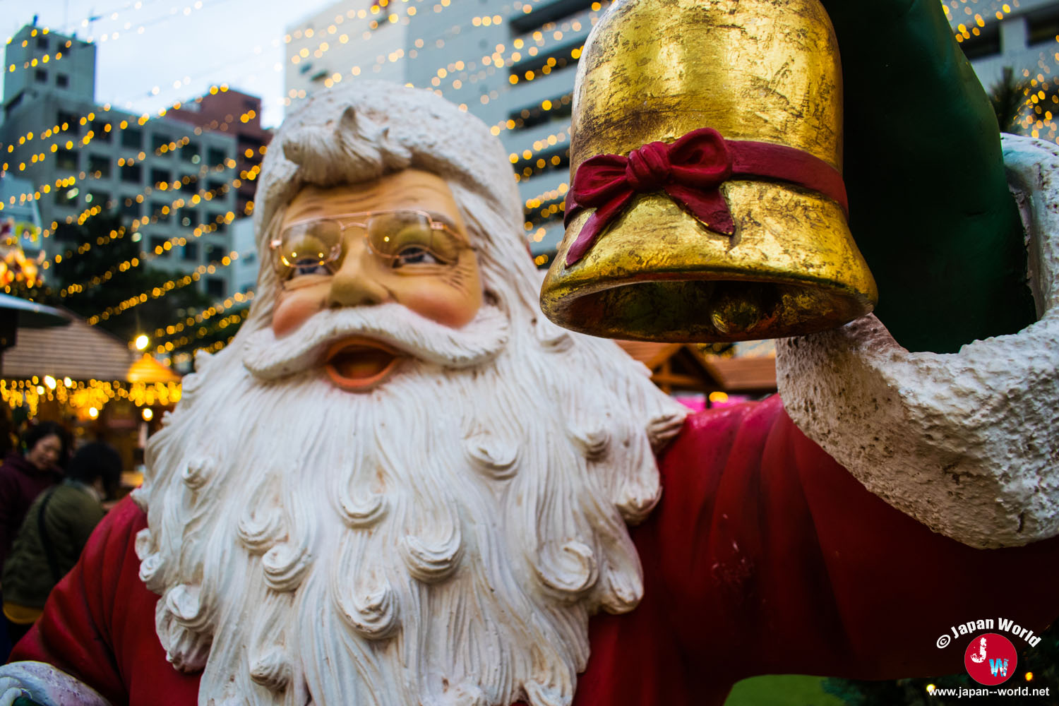 Statue du Père Noël au Tenjin Christmas Market à Fukuoka