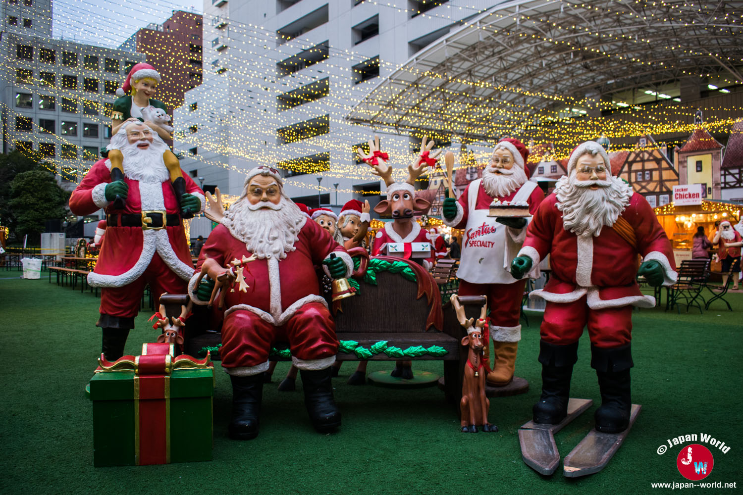 Groupe de statues du Père Noël au Tenjin Christmas Market
