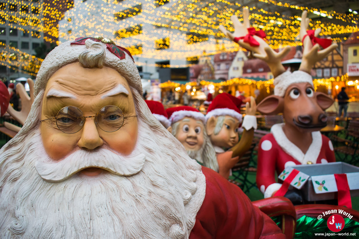 Décorations du Père Noël et d'un renne au Tenjin Christmas Market