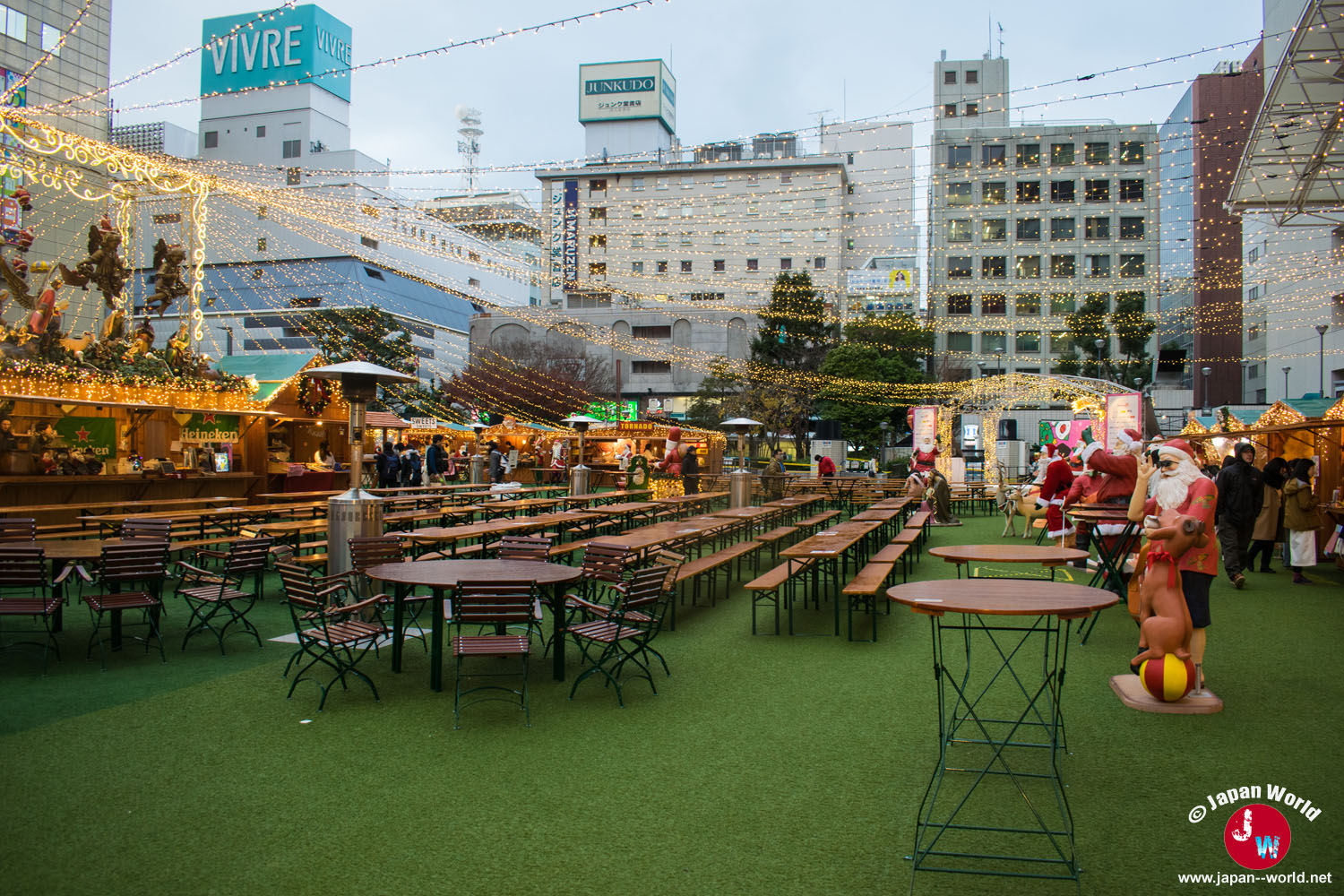 Terrasse et décorations du Tenjin Christmas Market à Fukuoka