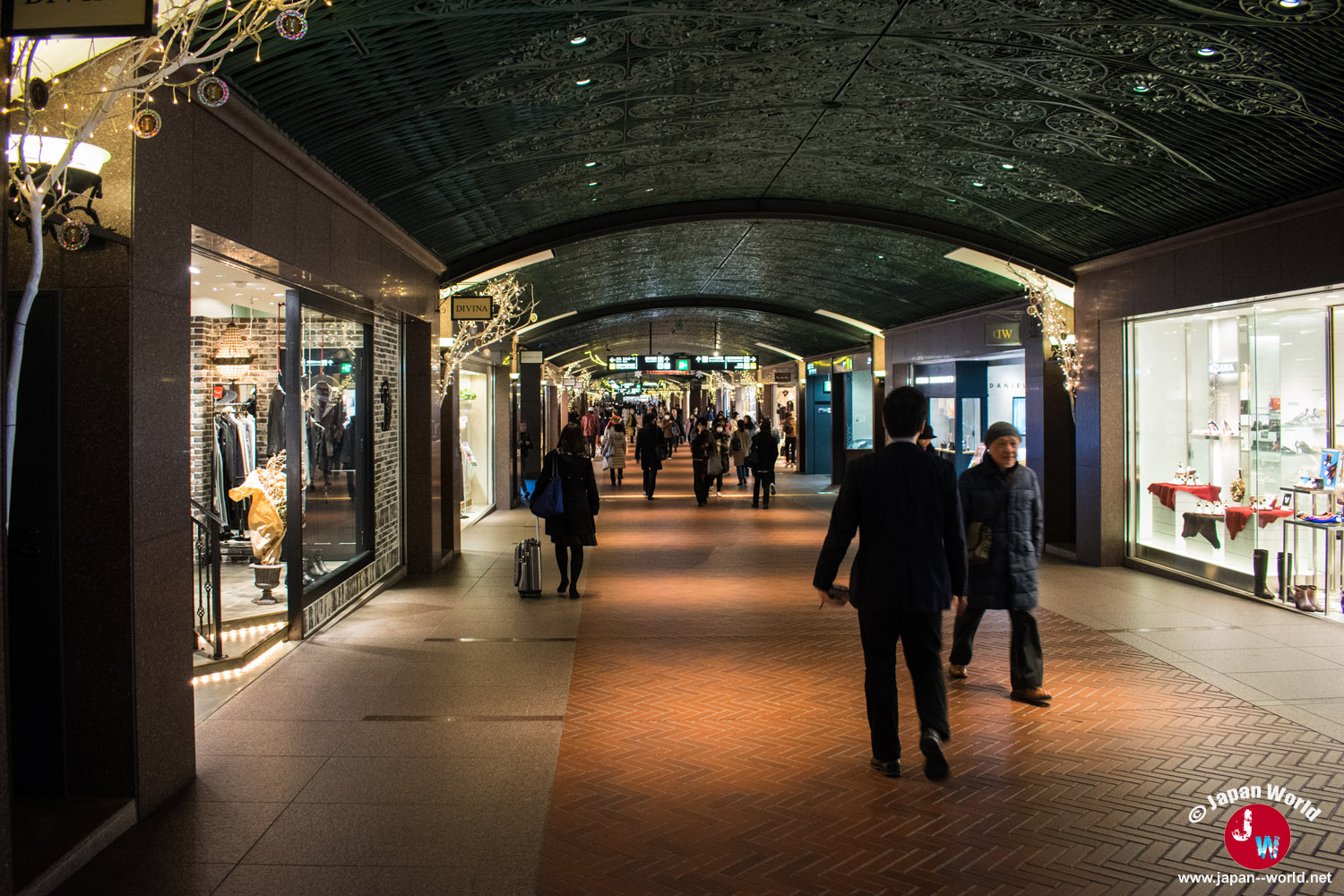 Allée de Tenjin Chikagai décorée pour Noël à Fukuoka