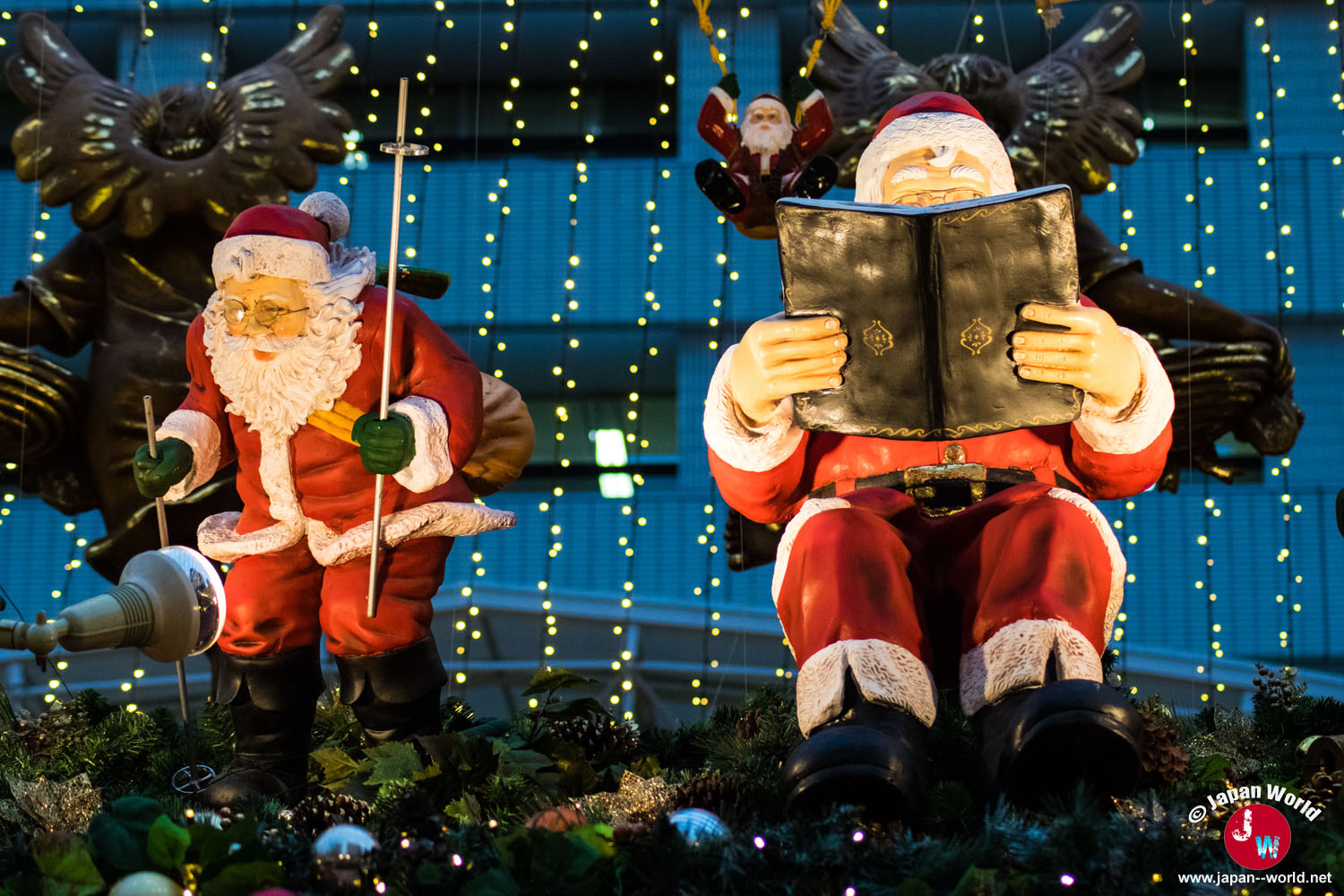 Pères Noël décoratifs au Tenjin Christmas Market à Fukuoka