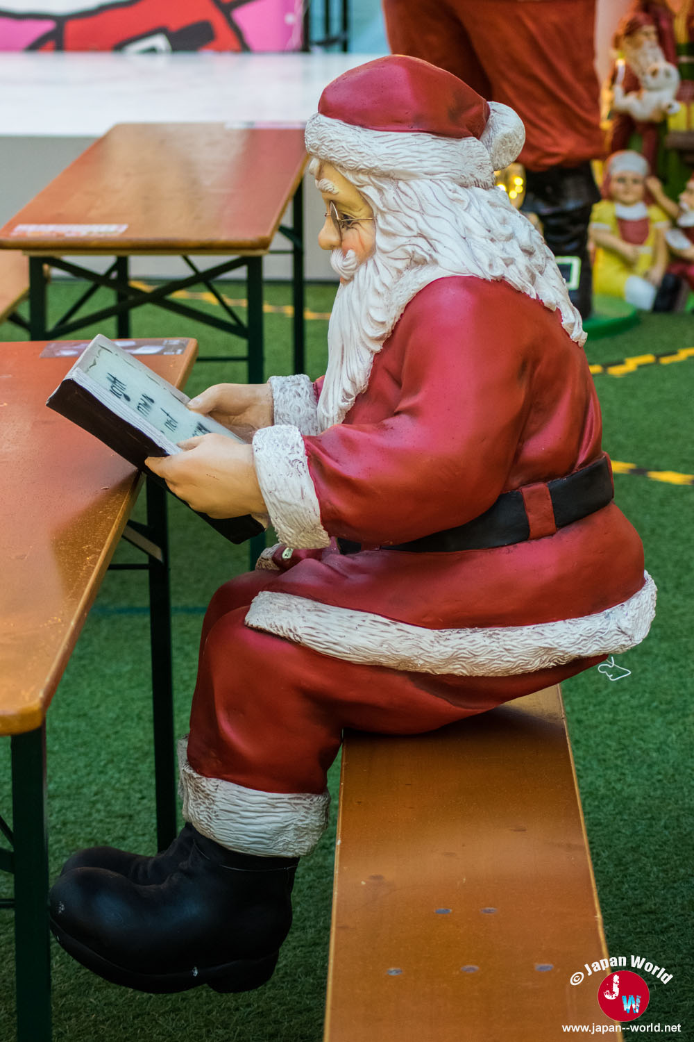Père Noël assis au Tenjin Christmas Market à Fukuoka