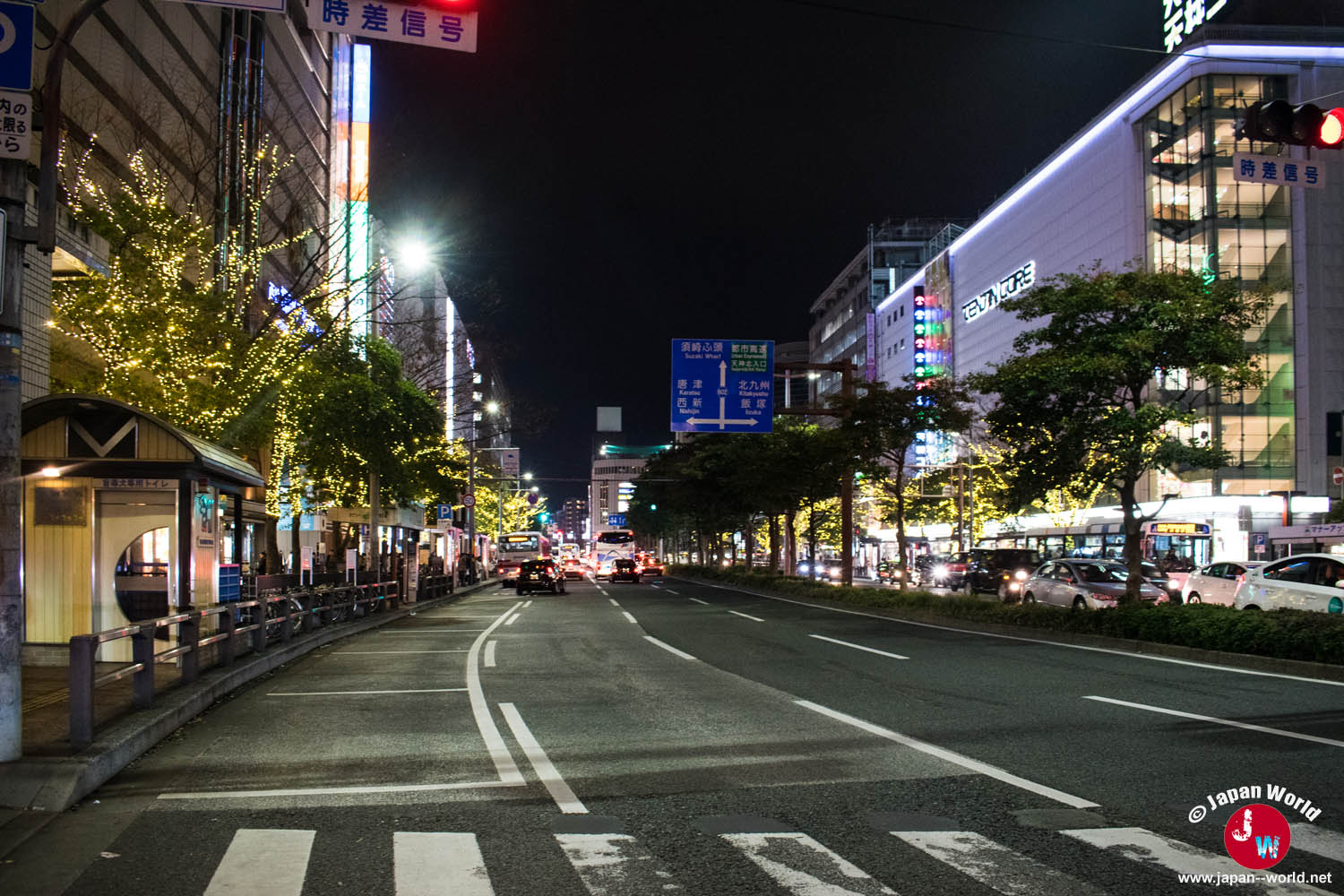 Avenue illuminée à Tenjin à Fukuoka pendant Noël