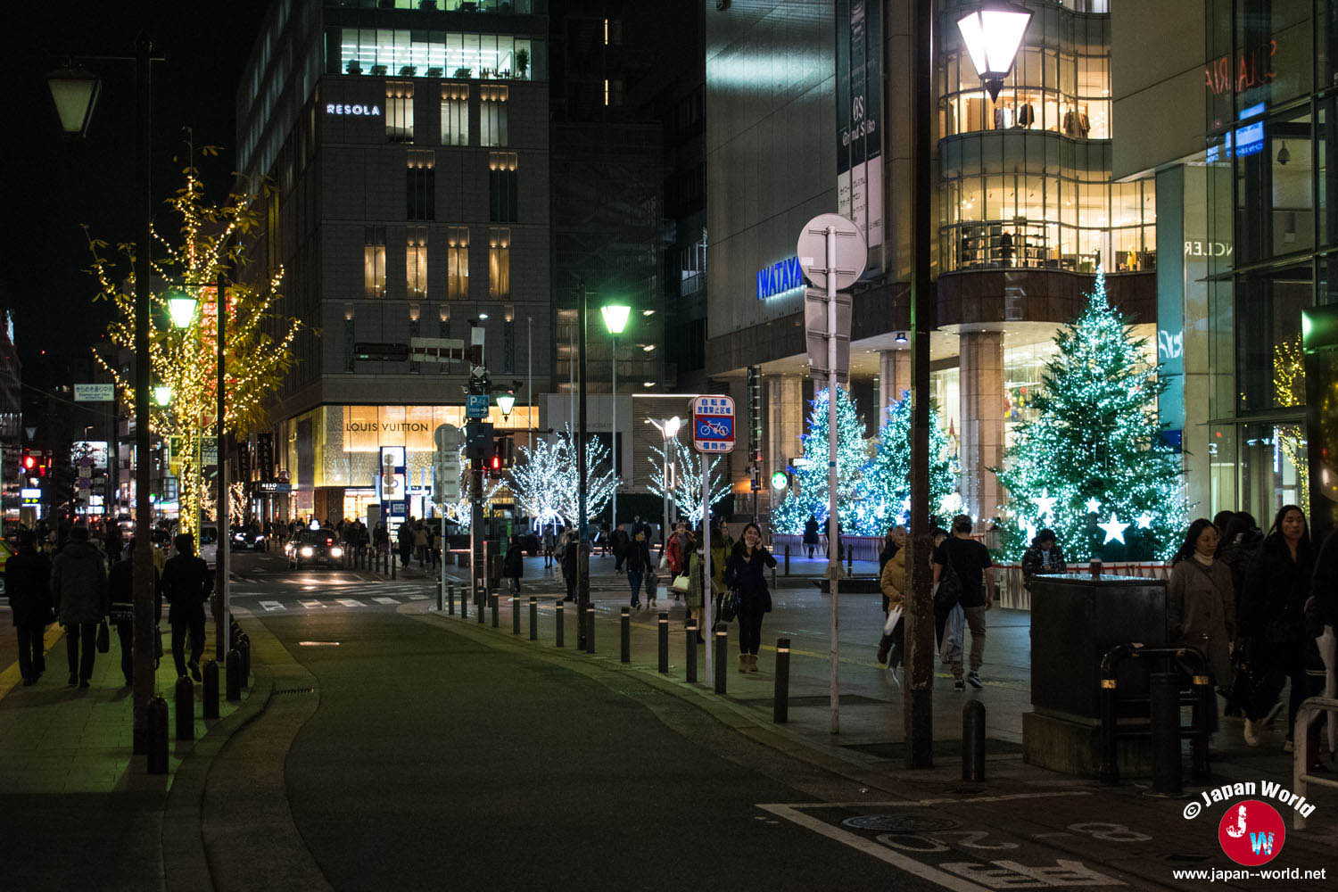 Rue de Tenjin illuminée la nuit pendant Noël