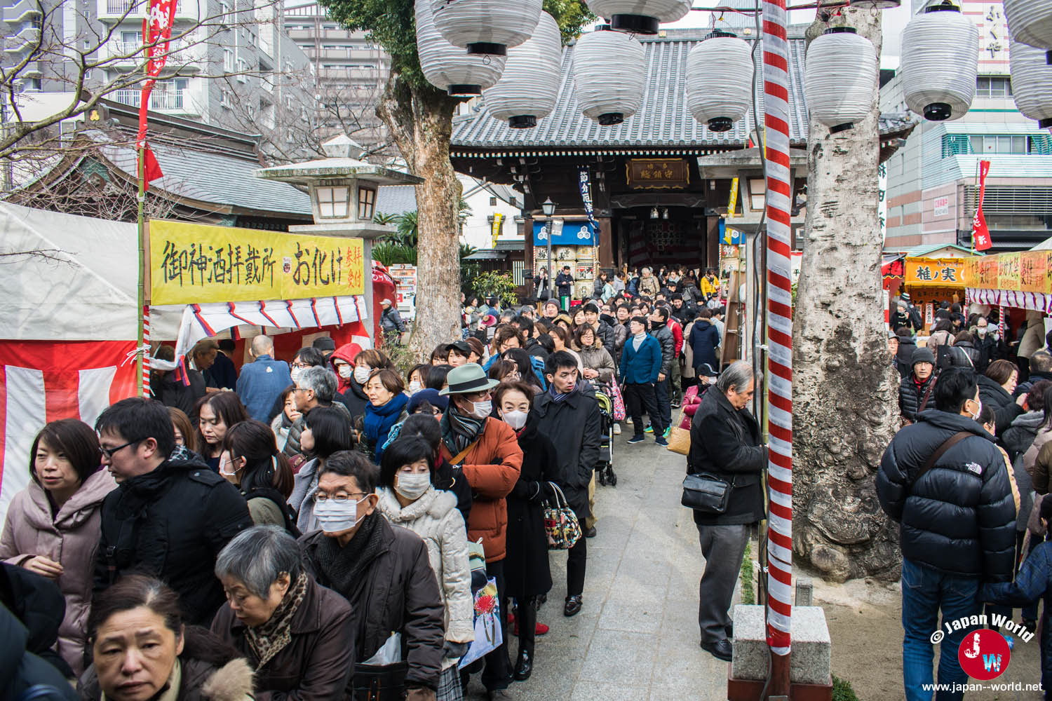 File d'attente pour prier au sanctuaire Kushida pendant Setsubun