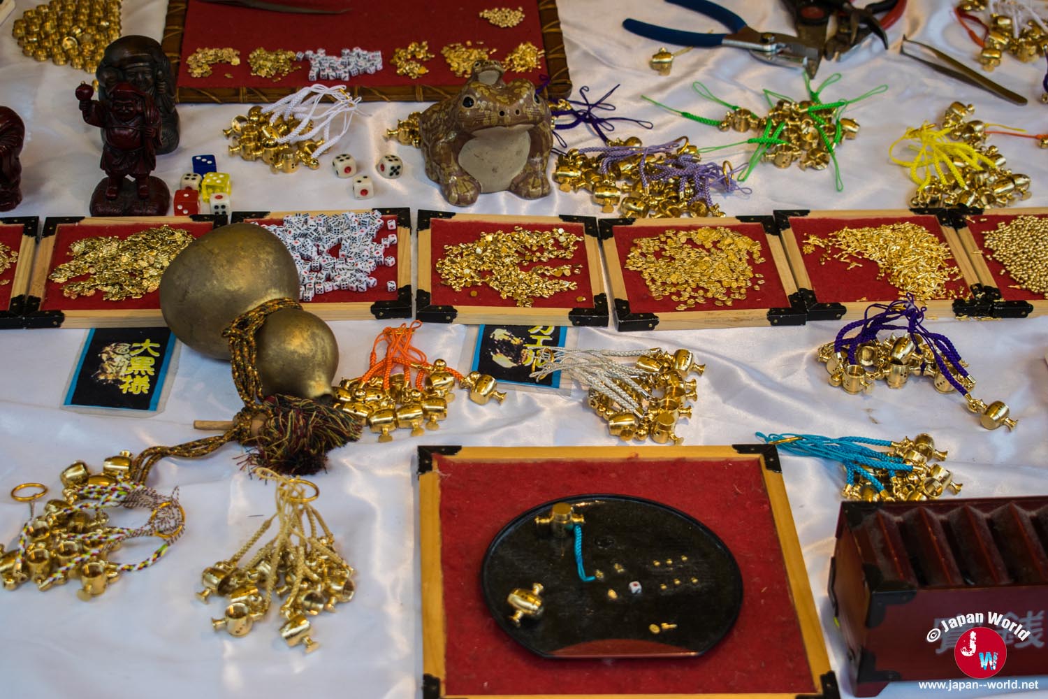 Objets proposés dans un stand du temple Tocho-ji pendant Setsubun