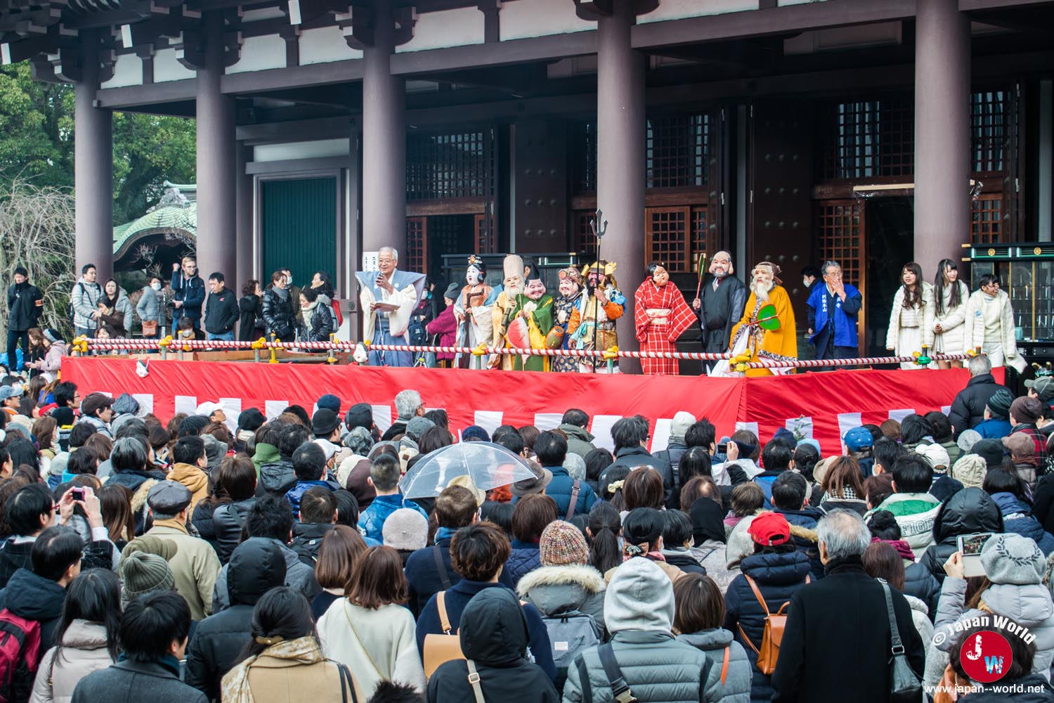 Foule devant l'estrade du lancer de haricots au temple Tocho-ji