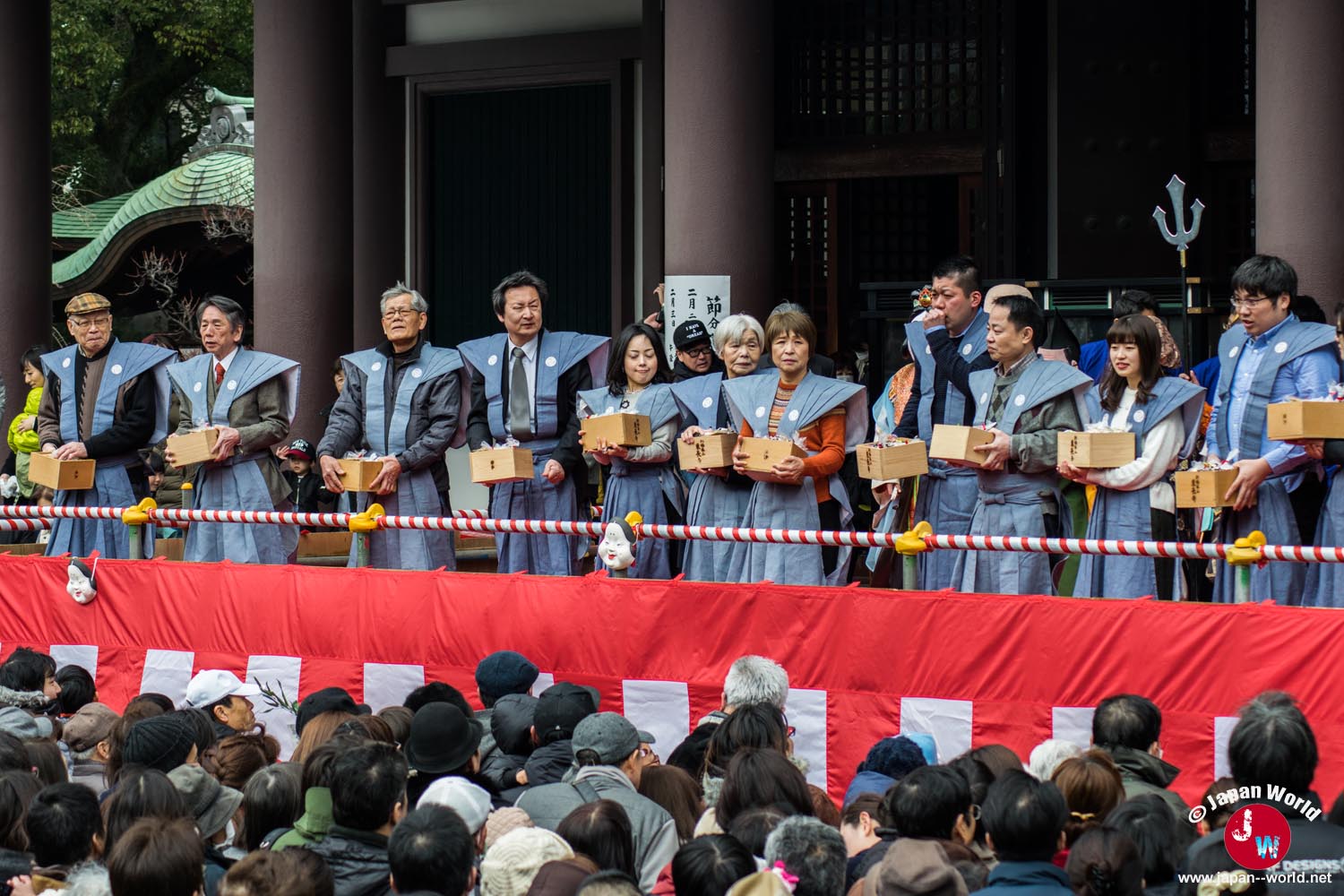 Participants au lancer de haricots au temple Tocho-ji
