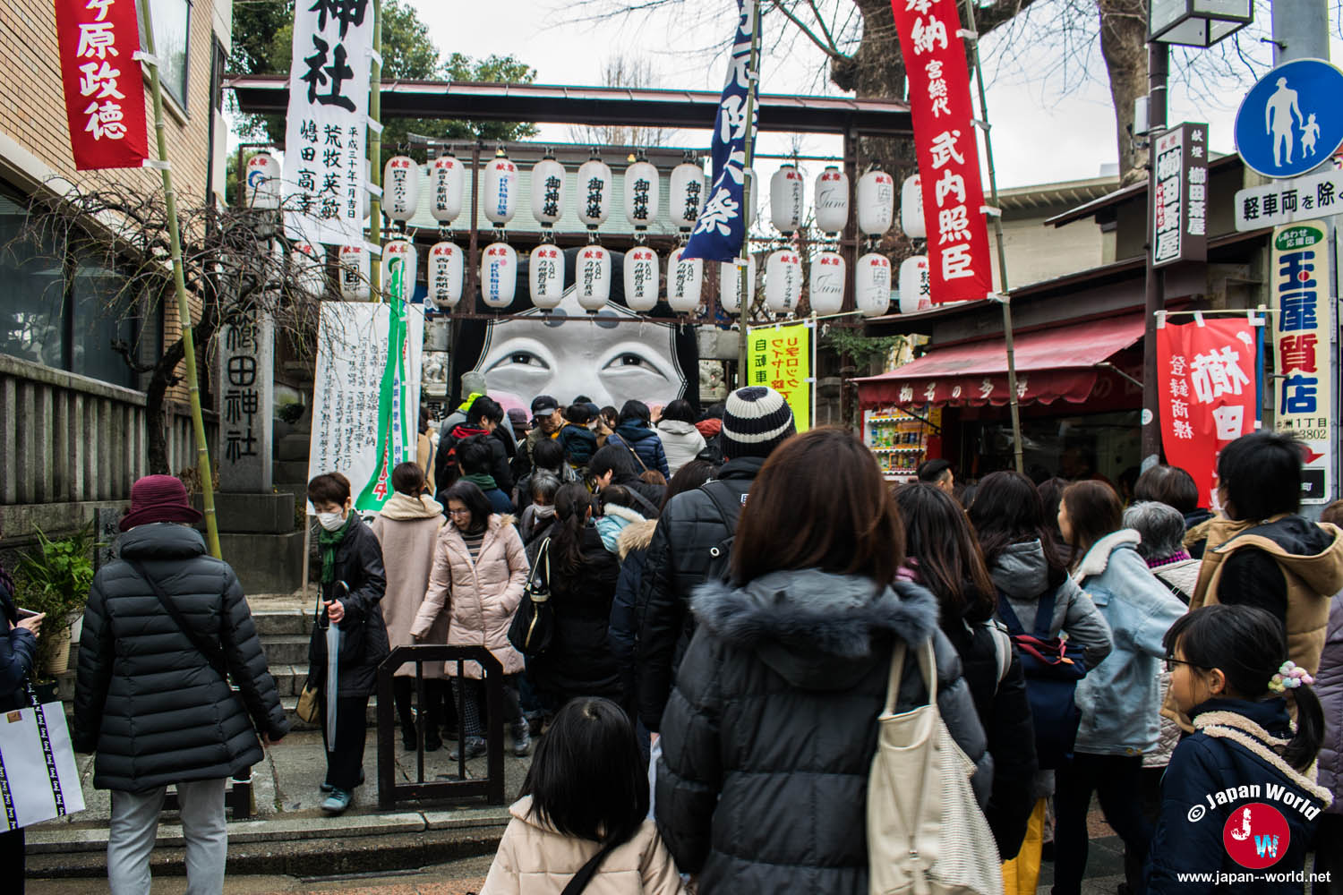 Foule à l'entrée du sanctuaire Kushida pendant Setsubun à Fukuoka