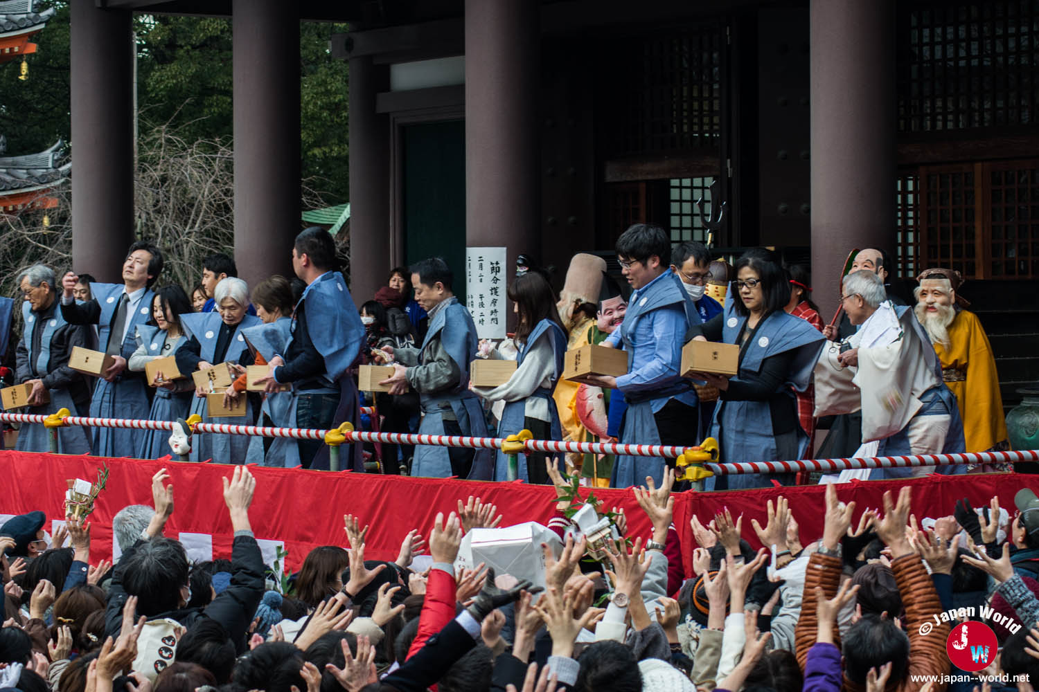Participants sur l'estrade pendant le mamemaki au temple Tocho-ji