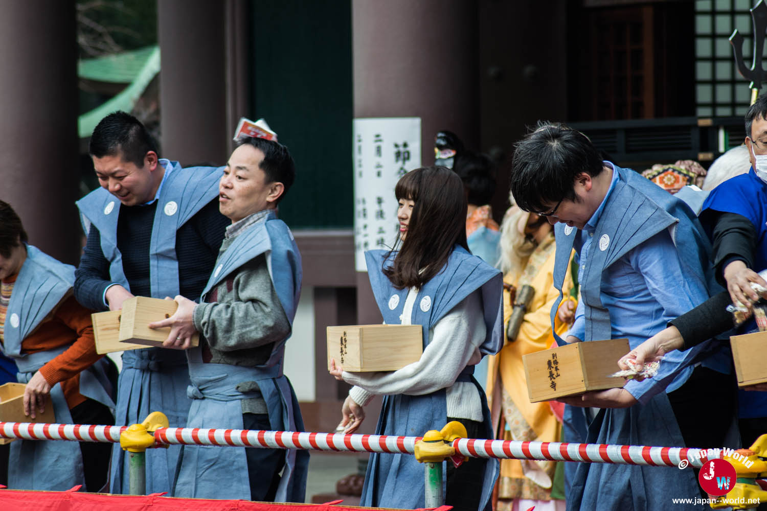 Lancer de haricots pendant Setsubun au temple Tocho-ji