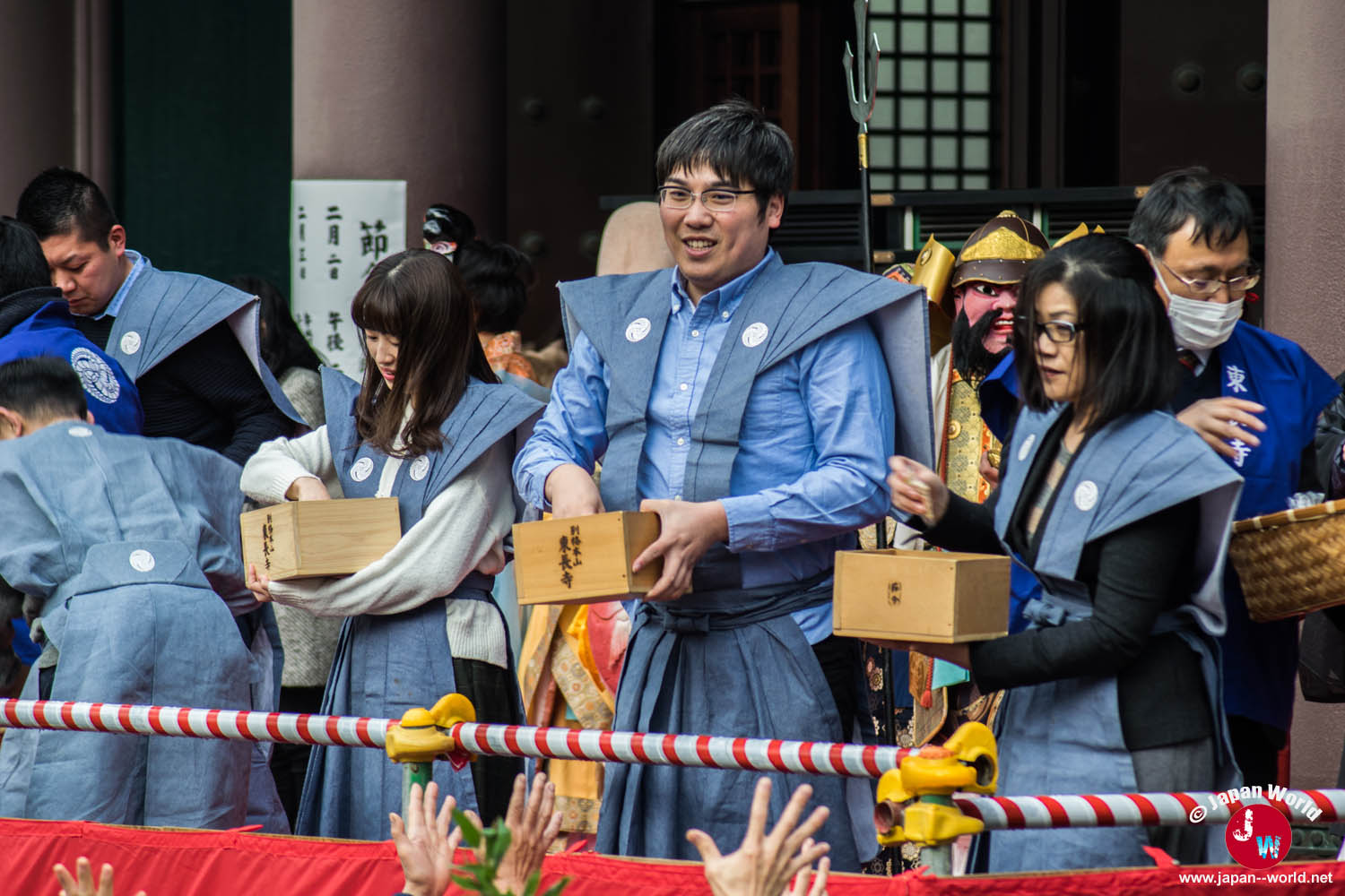 Participants lançant des haricots au temple Tocho-ji à Fukuoka