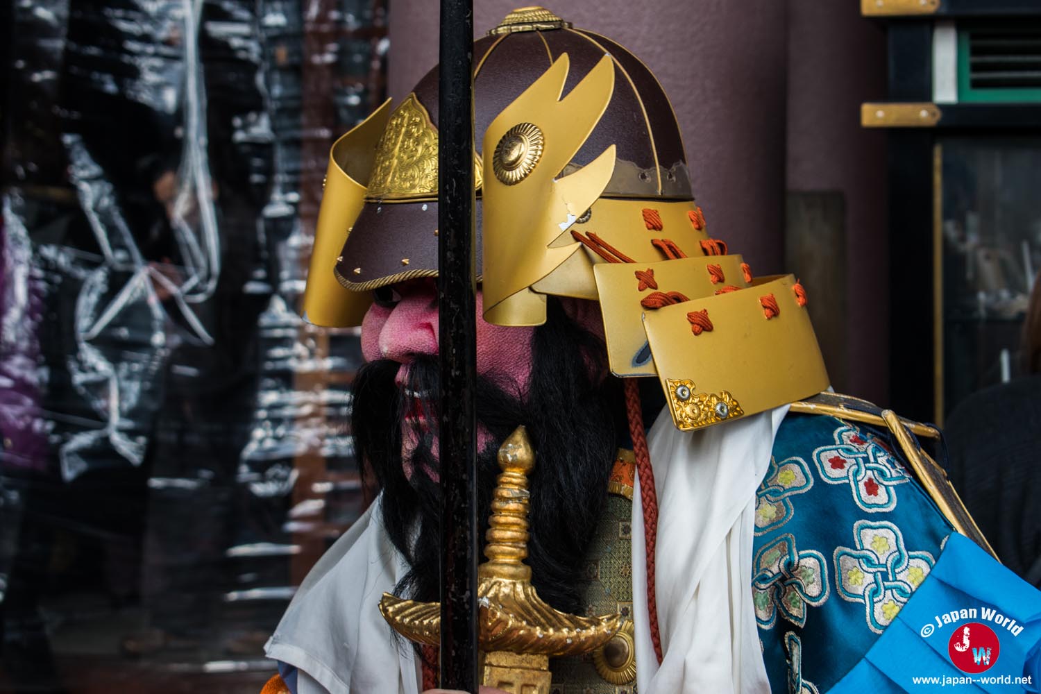 Personnage masqué en armure pendant Setsubun au temple Tocho-ji