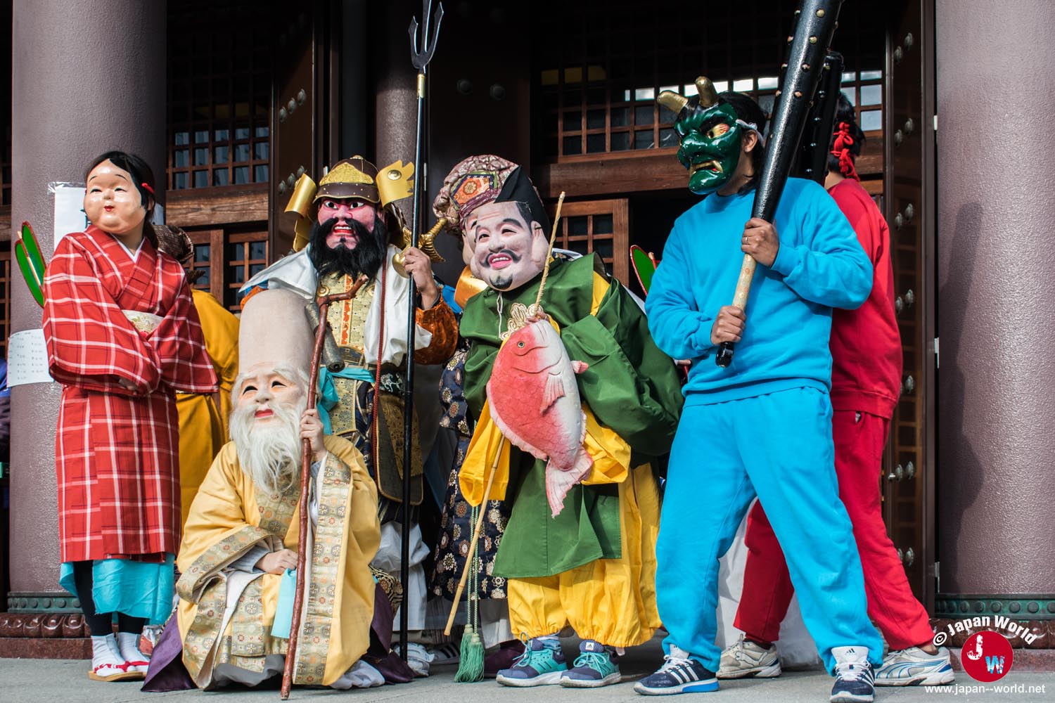 Participants costumés pendant Setsubun au temple Tocho-ji