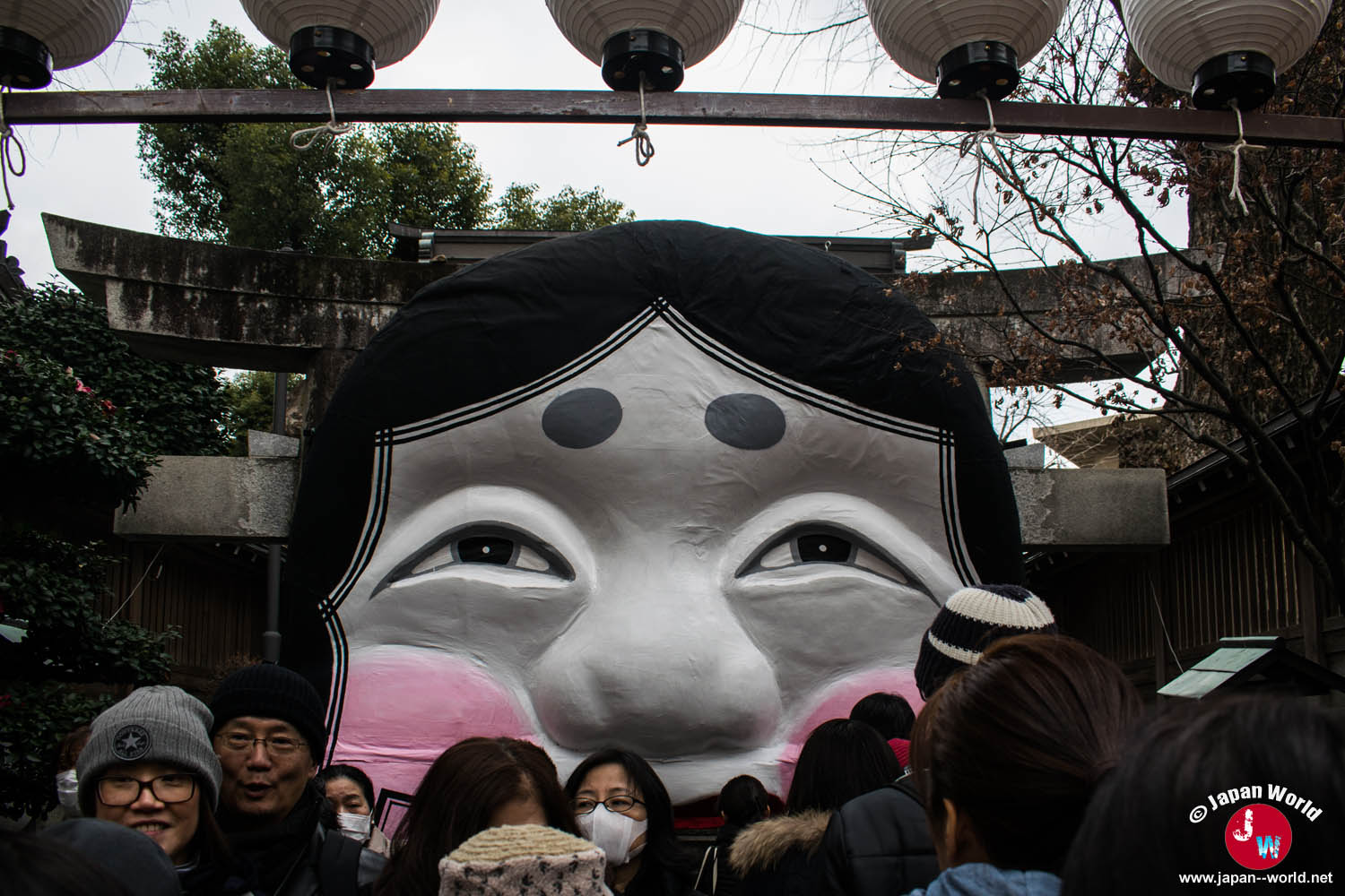 Masque géant d'Otafuku au sanctuaire Kushida pendant Setsubun
