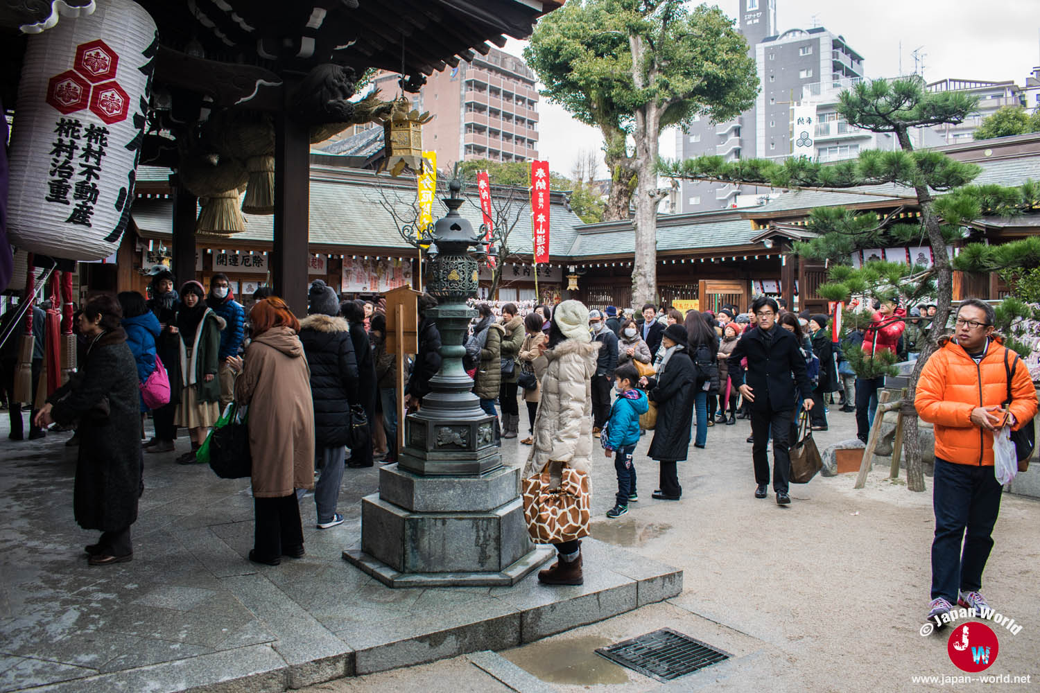 Visiteurs au sanctuaire Kushida pendant Setsubun à Fukuoka