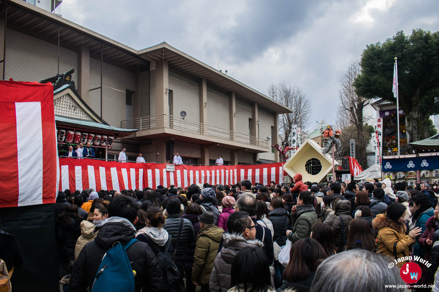 Foule devant l'estrade du lancer de haricots au sanctuaire Kushida