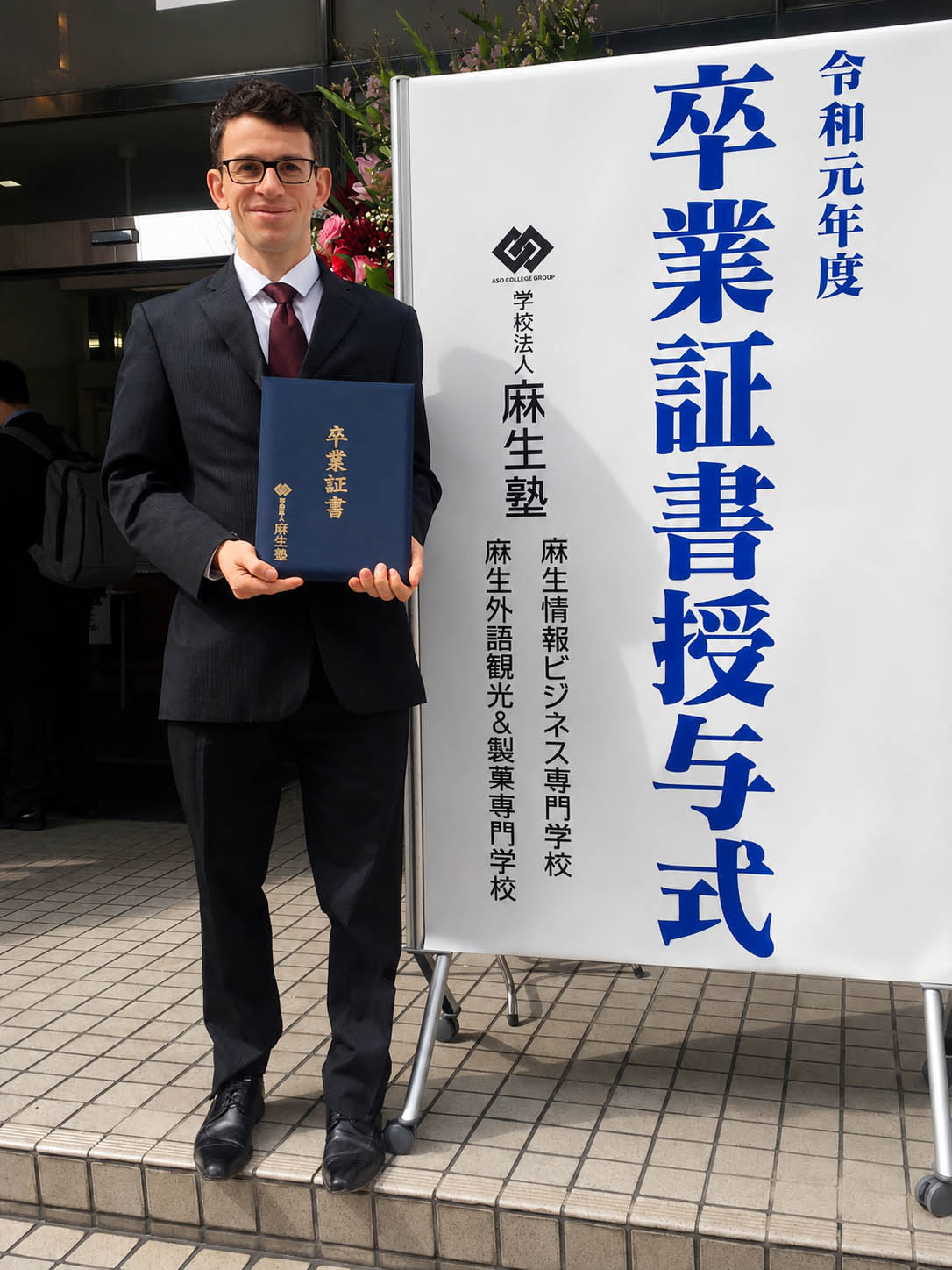 Diplômé de Aso College Group Japanese Language