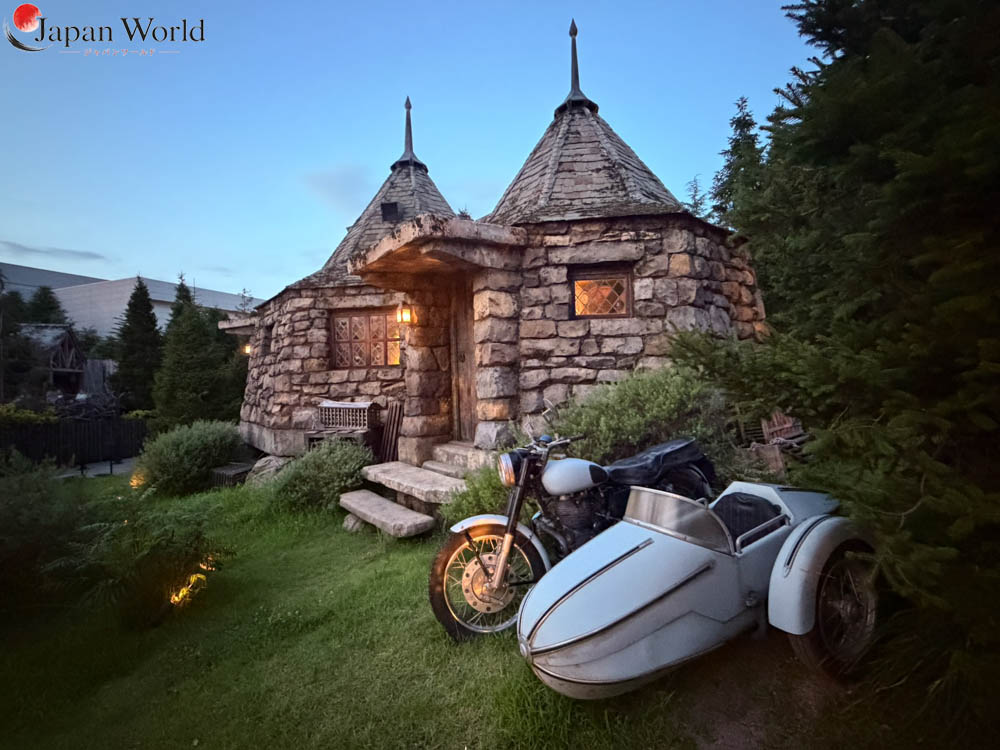 Cabane de Hagrid et moto avec side-car près de Flight of the Hippogriff à Universal Studios Japan