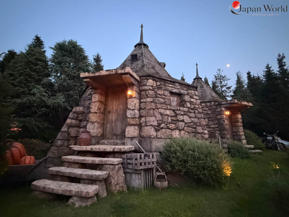 Cabane de Hagrid dans le décor de Flight of the Hippogriff à Universal Studios Japan