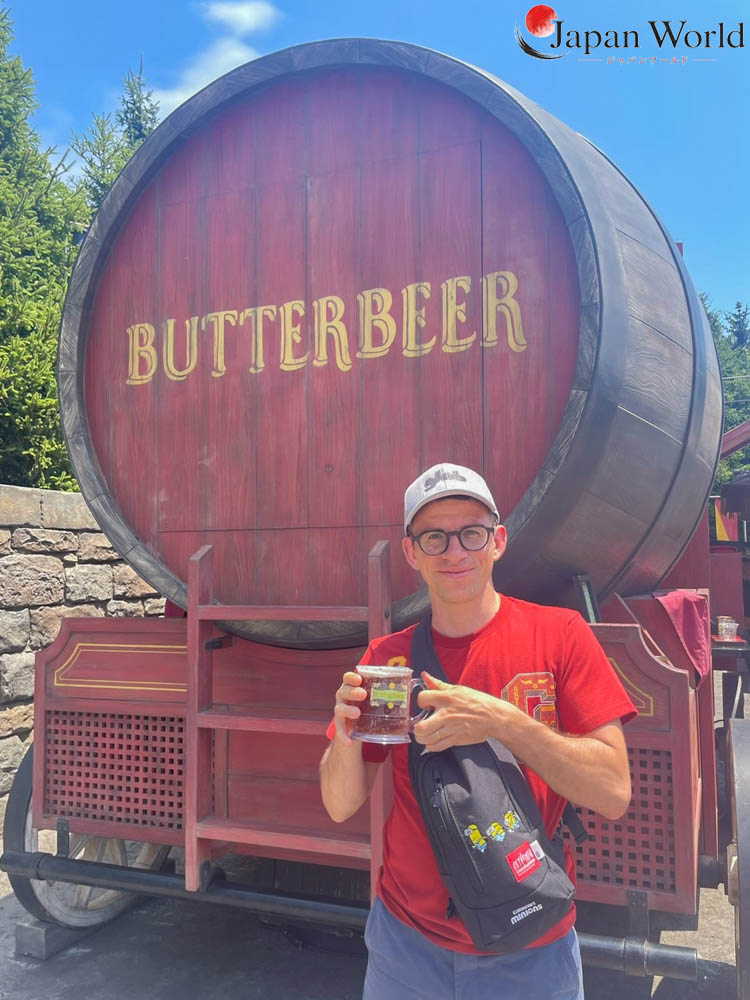 Bièraubeurre avec chope souvenir devant le tonneau Butterbeer à Universal Studios Japan