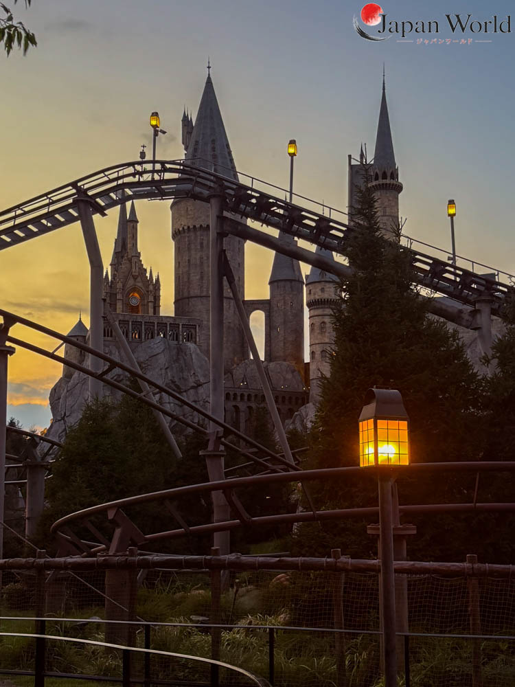 Flight of the Hippogriff devant le château de Poudlard au coucher du soleil