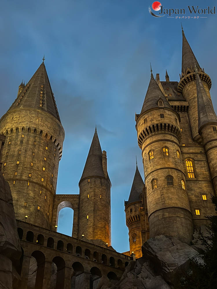Tours du château de Poudlard éclairées à la tombée de la nuit à Universal Studios Japan