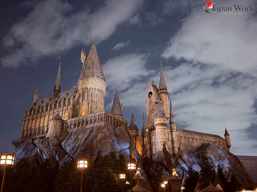 Château de Poudlard illuminé de nuit à The Wizarding World of Harry Potter, Universal Studios Japan