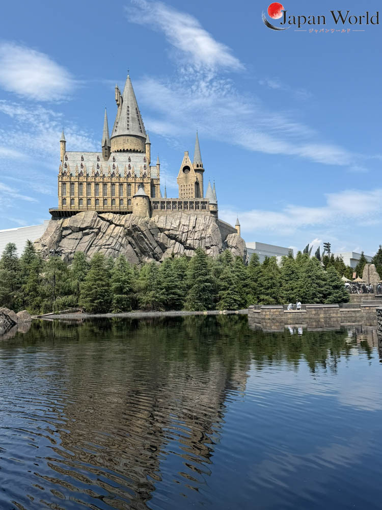 Château de Poudlard et son reflet dans le lac à Universal Studios Japan