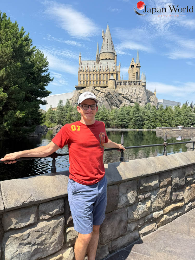 Visiteur devant le château de Poudlard à The Wizarding World of Harry Potter, Universal Studios Japan