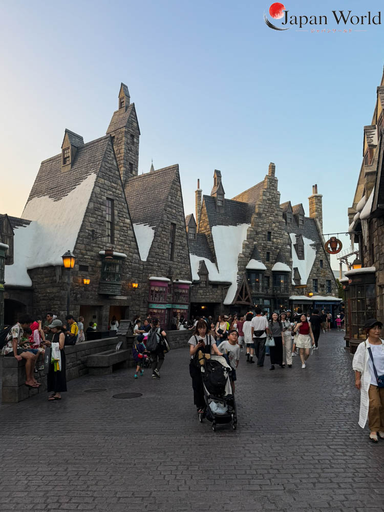 Maisons et boutiques enneigées de Pré-au-Lard à Universal Studios Japan