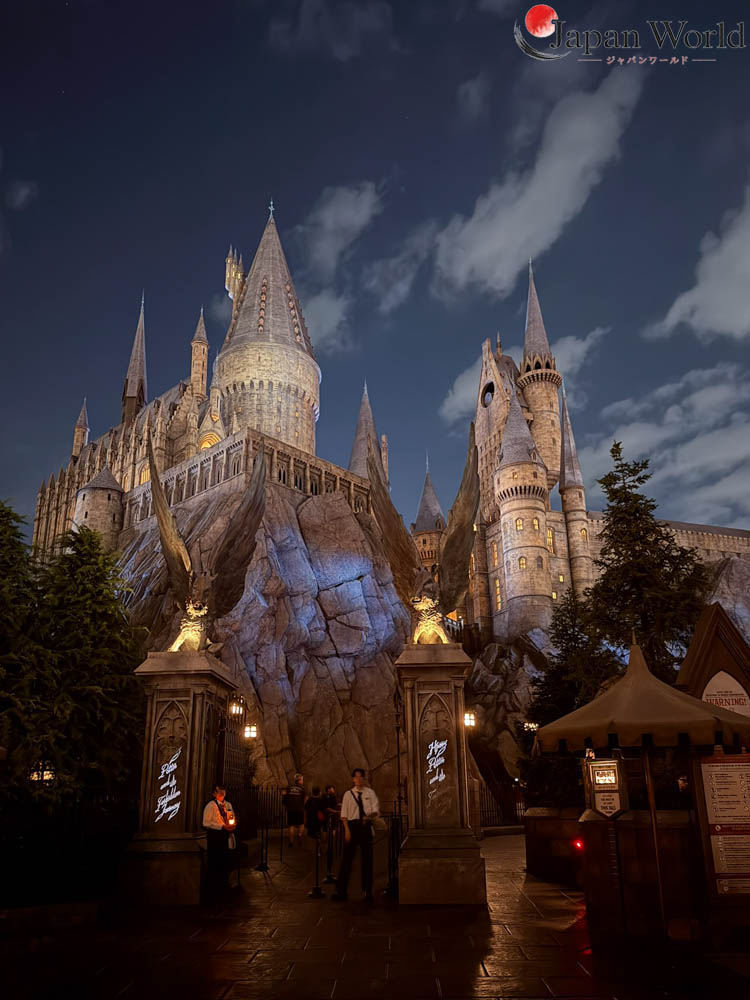 Entrée de Harry Potter and the Forbidden Journey devant le château de Poudlard de nuit