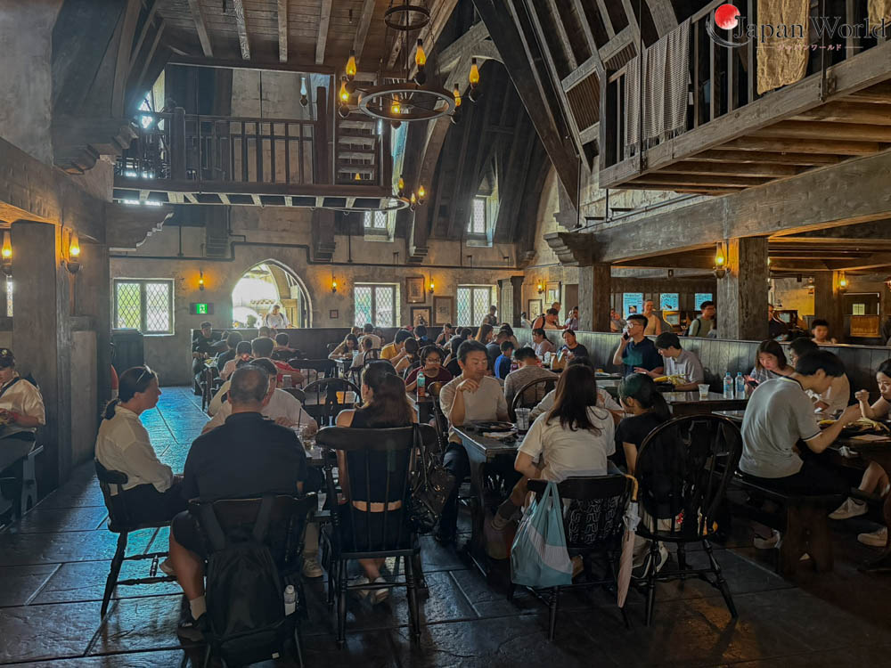 Salle intérieure du restaurant Three Broomsticks à Universal Studios Japan
