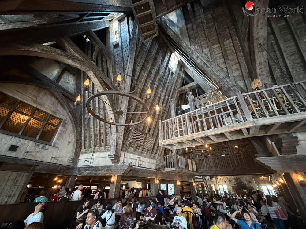 Grande salle du restaurant Three Broomsticks dans la zone Harry Potter d'Universal Studios Japan