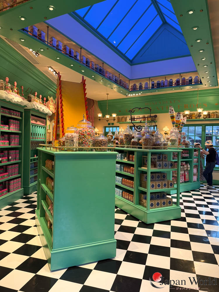 Intérieur de la boutique Honeydukes à The Wizarding World of Harry Potter, Universal Studios Japan