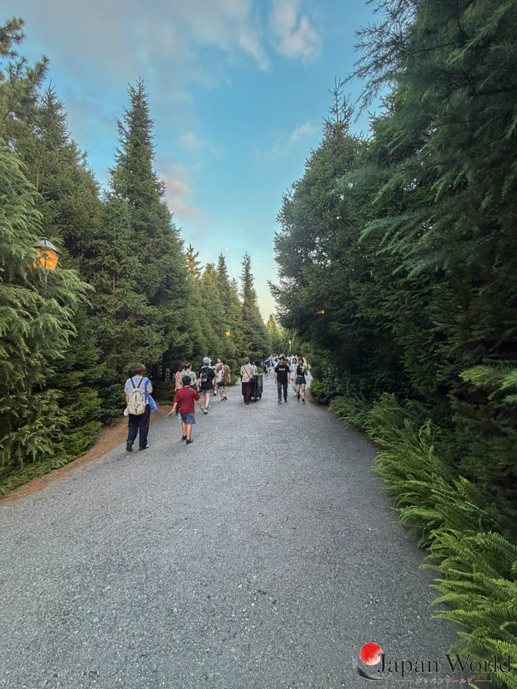 Chemin boisé menant à The Wizarding World of Harry Potter à Universal Studios Japan