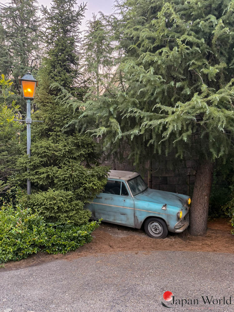 Ford Anglia bleue dans la forêt de The Wizarding World of Harry Potter à Universal Studios Japan