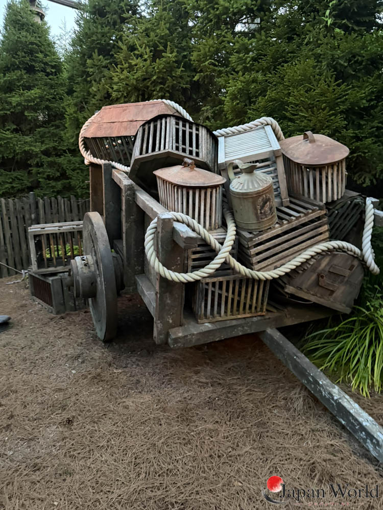 Chariot chargé de malles et de cages dans la zone Harry Potter d'Universal Studios Japan
