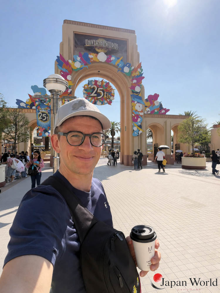 Benoît devant l'entrée d'Universal Studios Japan lors du 25e anniversaire