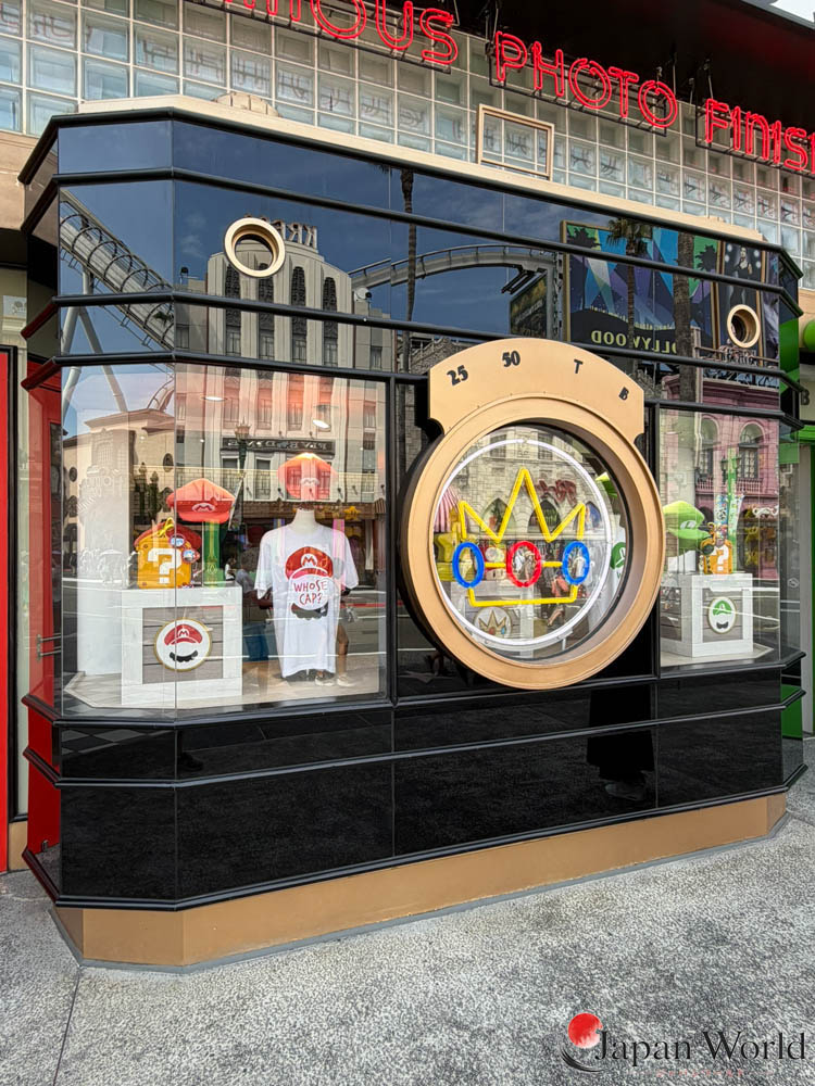 Vitrine de la boutique Mario Cafe and Store à Universal Studios Japan