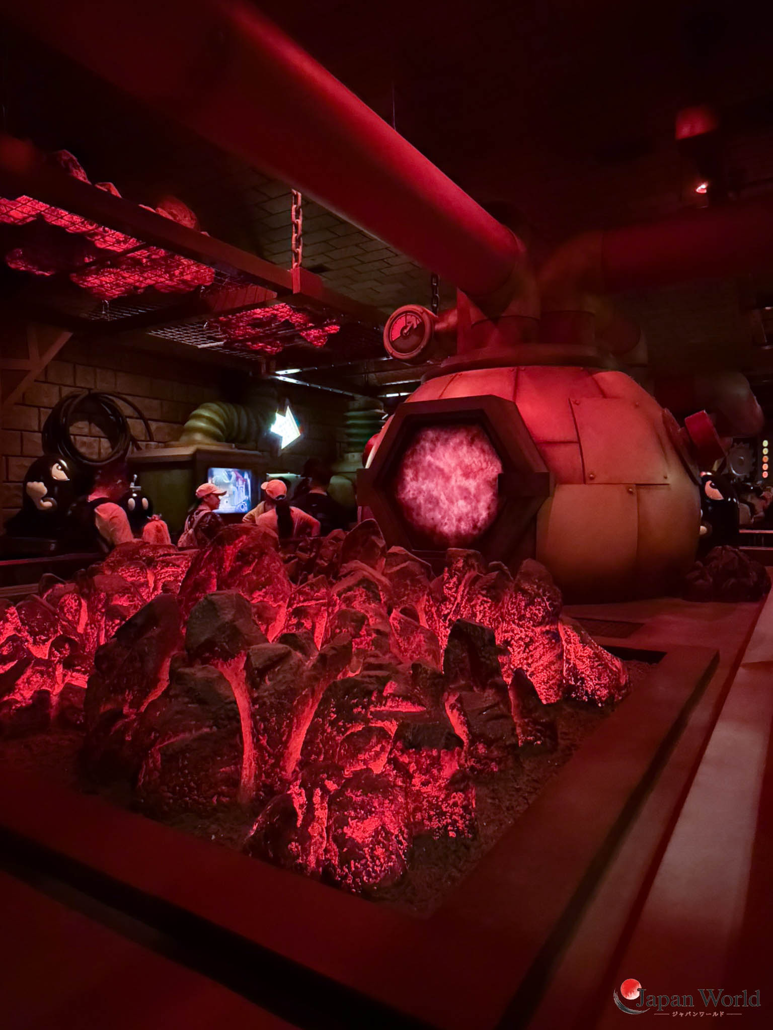 Décor industriel rouge dans la file de Mario Kart Koopa's Challenge