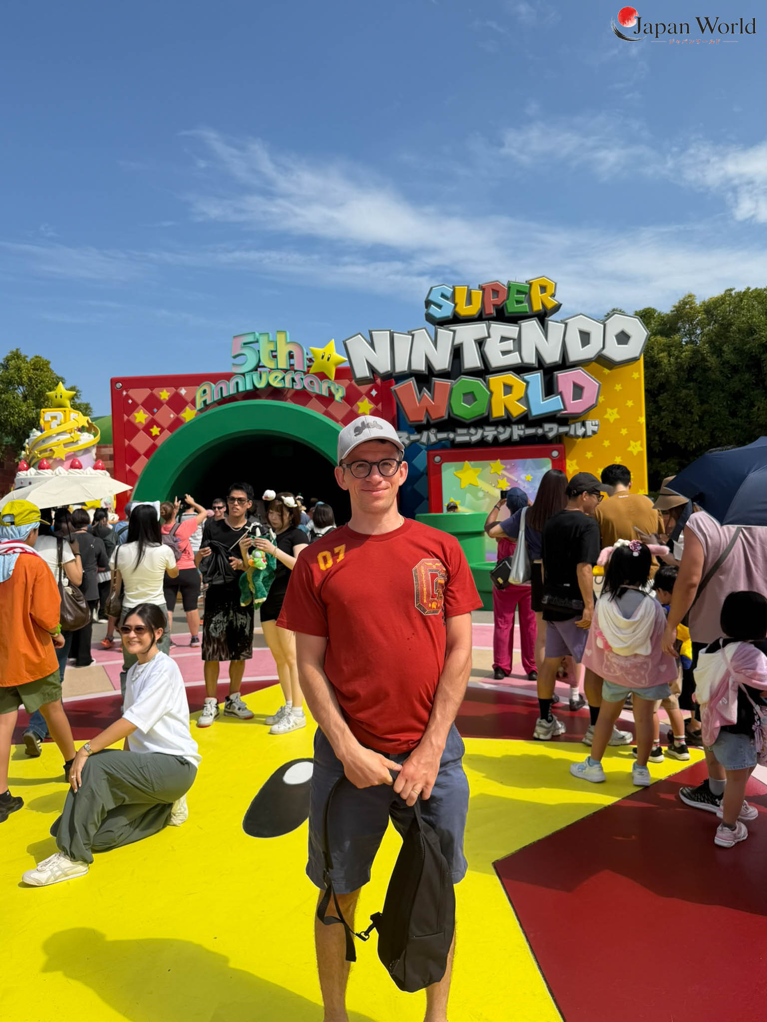 Benoît devant l'entrée de Super Nintendo World à Universal Studios Japan