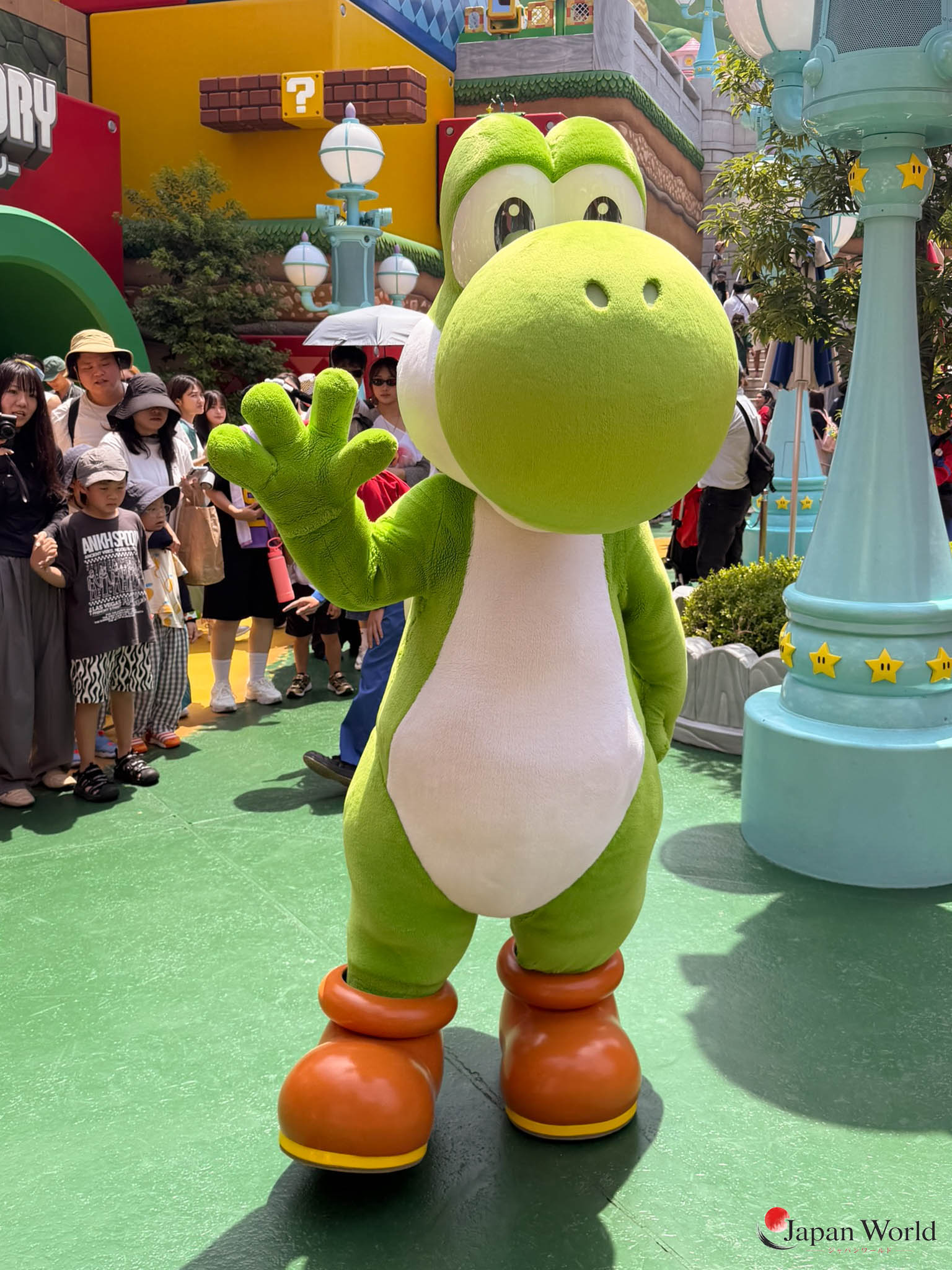 Yoshi saluant les visiteurs de Super Nintendo World