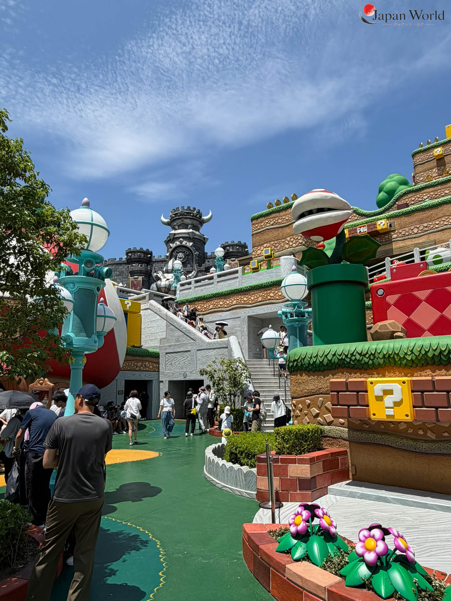 Décors de Super Nintendo World avec le château de Bowser et une Plante Piranha