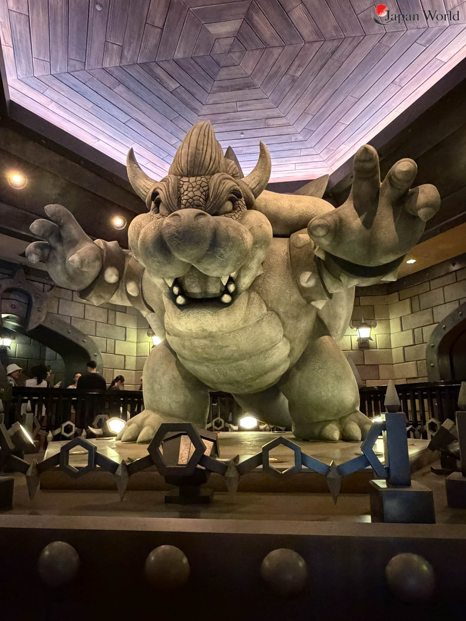 Statue de Bowser dans la file de Mario Kart Koopa's Challenge