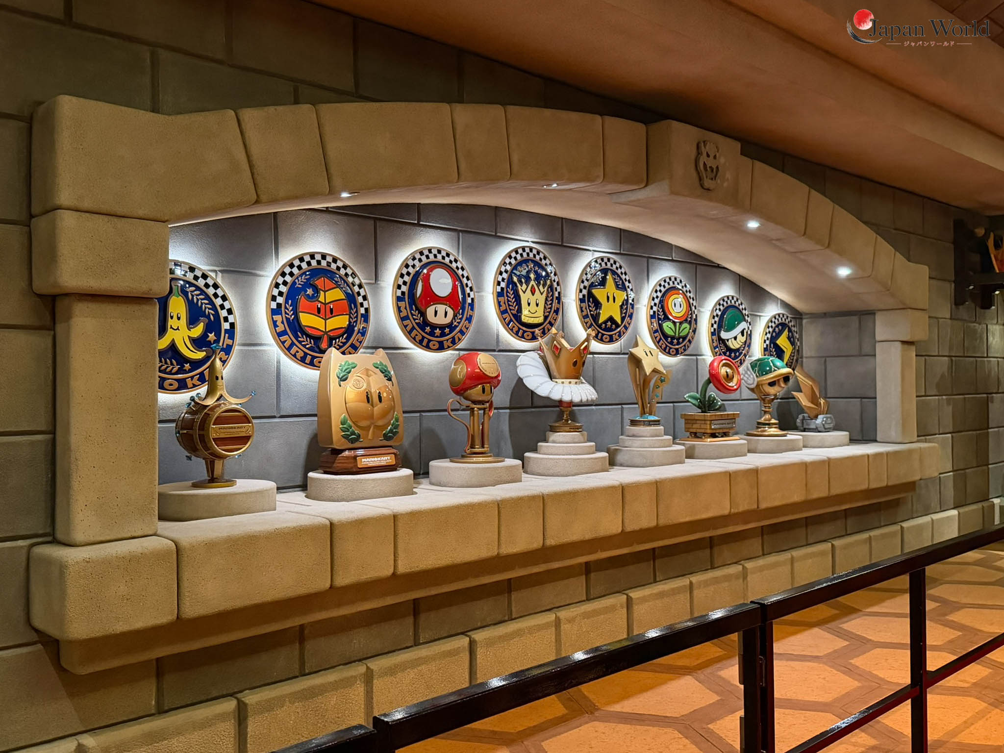 Trophées exposés dans la file de Mario Kart Koopa's Challenge
